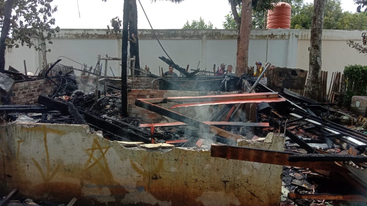 Diduga Korsleting, Rumah Marbot Masjid di Prabumulih Hangus Terbakar