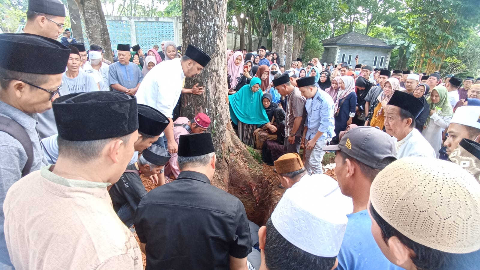 Pj Bupati Apriyadi Antar Langsung Almarhum Wakil Ketua Baznas Muba ke TPU Kebun Bunga