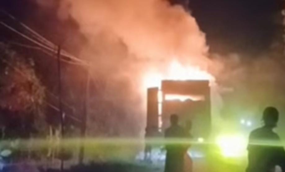 Truk Box Berisi Paket Terbakar Saat Melintas di Jalintim Palembang-Jambi Bayung Lencir