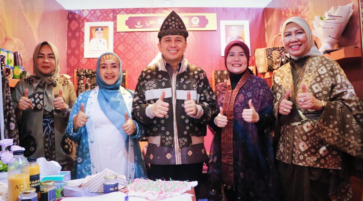 Pj Gubernur Agus Fatoni Kunjungi Stan Sumsel di Pameran Dekranas Solo, Ajak Masyarakat Cintai Produk Lokal