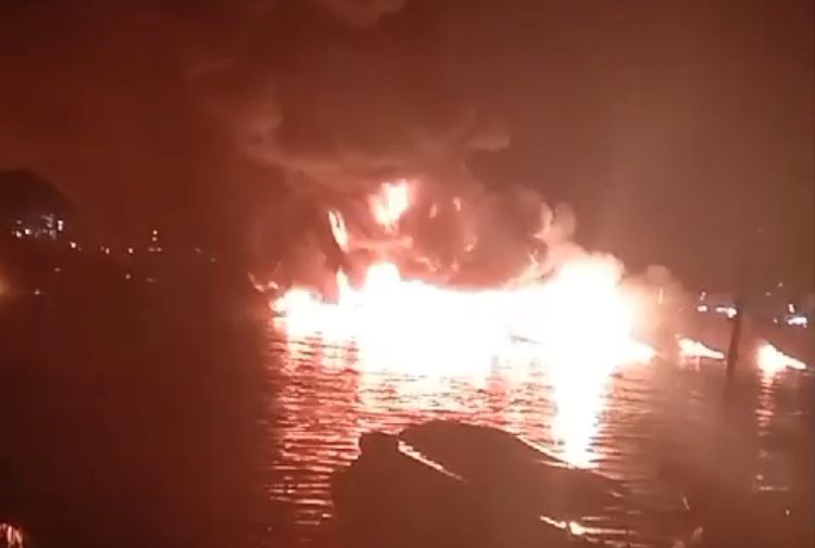 Diduga Kapal Pengangkut BBM Terbakar dan Meledak di Sungai Musi Tak Jauh dari Jembatan Ampera