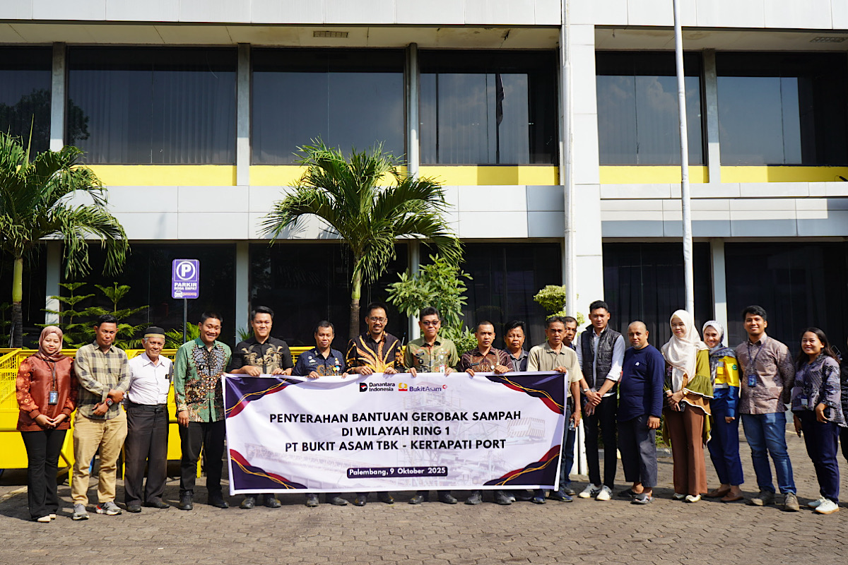 Dukung Kebersihan Lingkungan, PTBA Serahkan 9 Unit Gerobak Sampah untuk Warga Ring 1 Kertapati