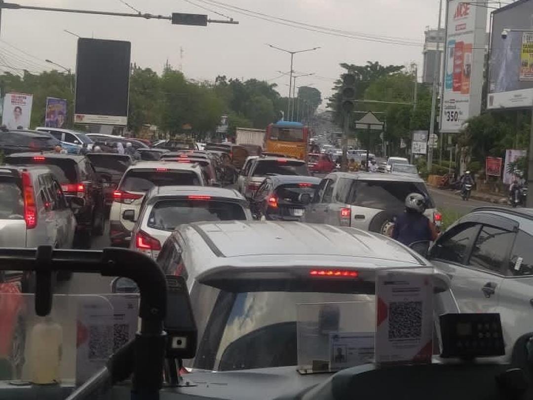 Listrik Padam di Palembang, Lampu Merah Tak Berfungsi, Pengendara Motor Banyak Naik Trotoar 