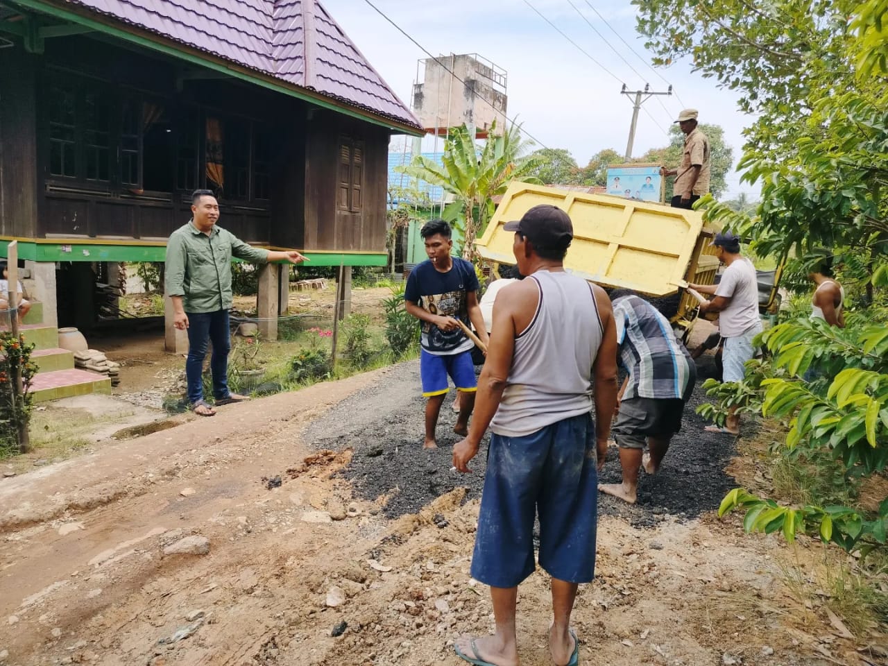 Pengusaha Muda di Ogan Ilir Inisiatif Timbun Jalan Berlubang di Desanya, Alasannya....Duh Bikin Terharu 