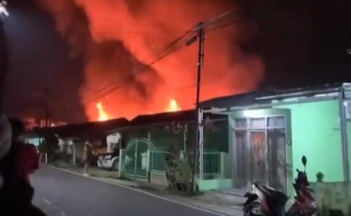 BREAKING NEWS: Api Lalap Sejumlah Rumah di Kawasan Asrama Sekojo Kalidoni Palembang