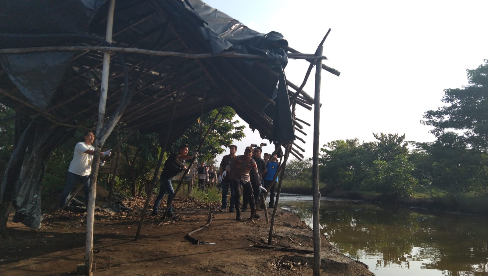 Tim Gabungan Polda Sumsel Tutup Lokasi Penyulingan Minyak Ilegal yang Terbakar di Babat Toman Muba