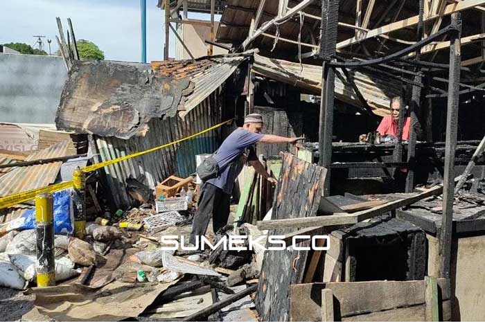 Berharap Bantuan Modal, Pedagang Pasar Cinde Mengais Barang di Reruntuhan Kios 