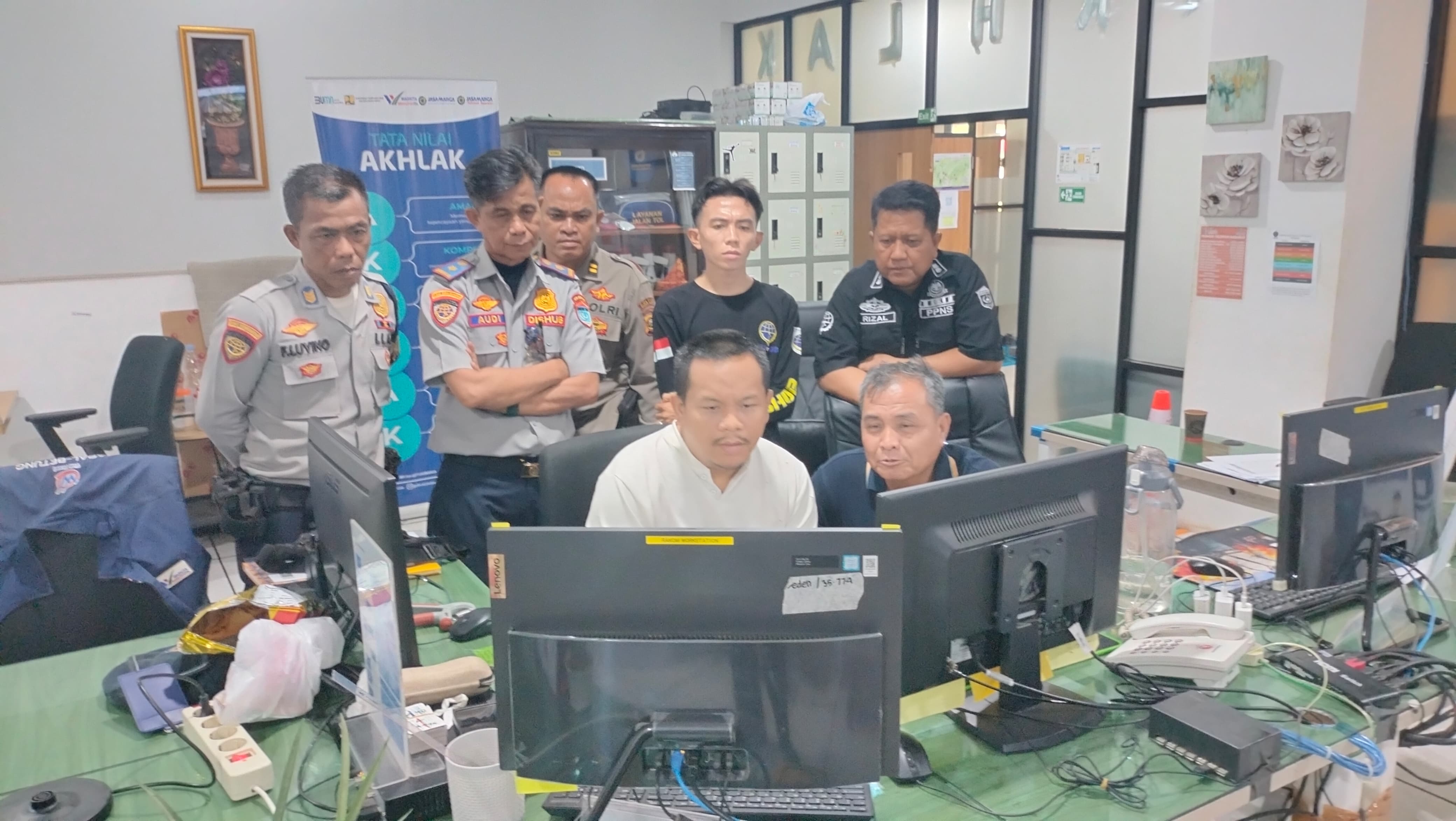 Update Tabrak Lari di Gerbang Tol Kramasan, Polisi Buru Mobil Warna Silver, Pelaku Diminta Serahkan Diri 