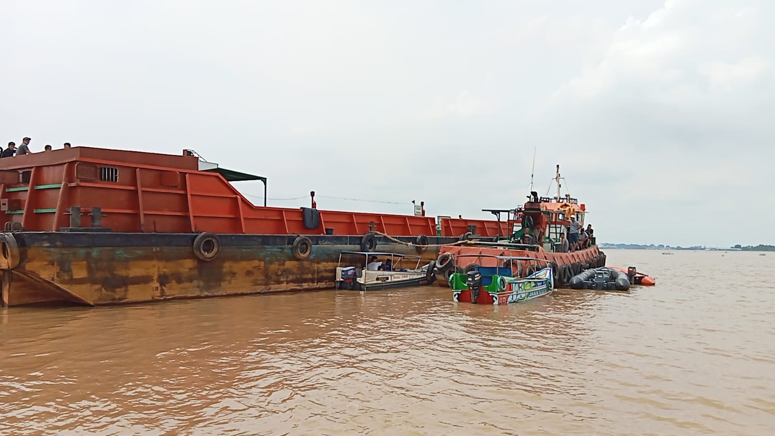 Tim Basarnas Palembang Cari Nahkoda Kapal yang Tenggelam di Sungai Musi Usai Alami Kecelakaan
