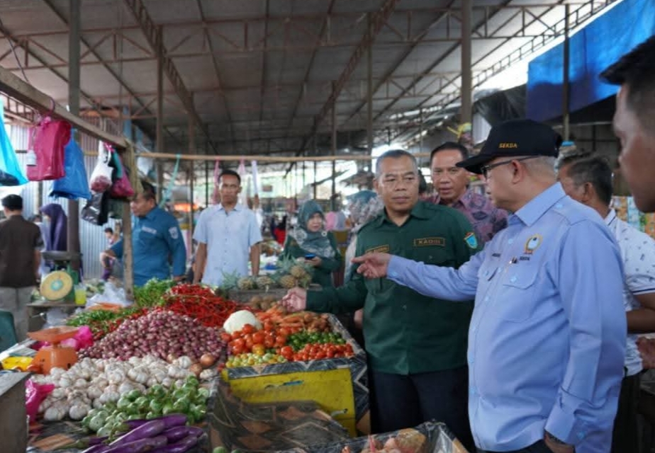 Pastikan Tak Ada Lonjakan Harga Bahan Pokok Jelang Ramadan, Sekda Ogan Ilir Lakukan Sidak di Pasar Indralaya