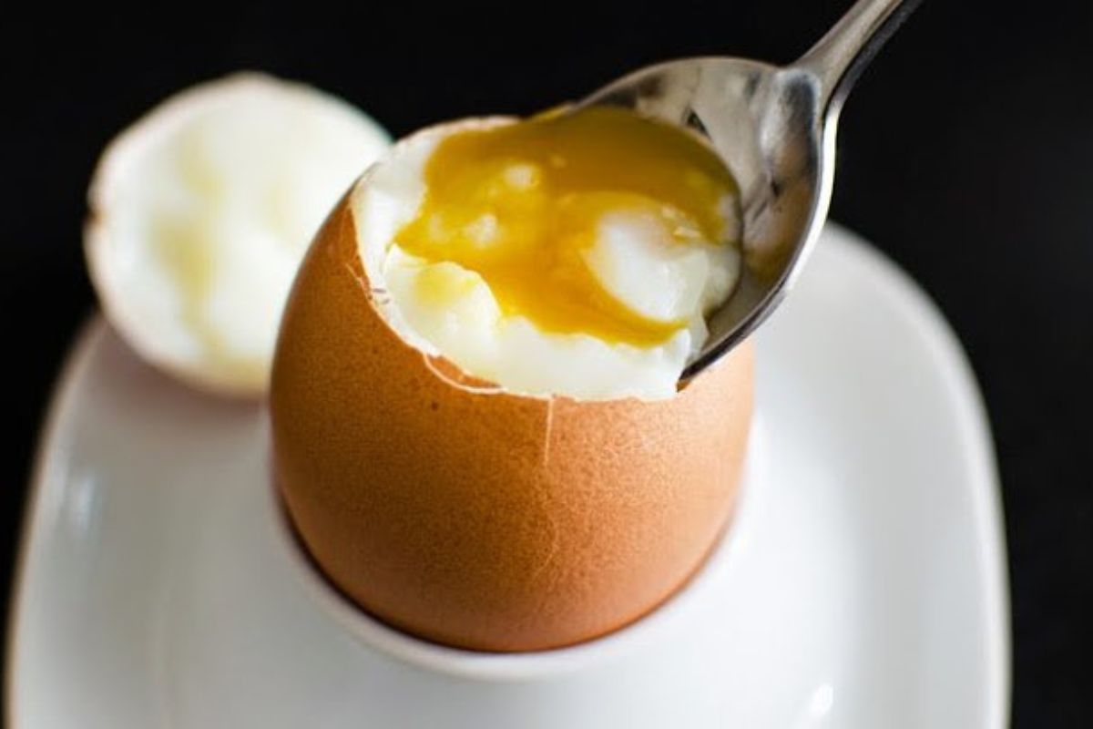 Cara Memasak Telur Setengah Matang dan Tips Anti Gagal agar Kuning Telur Gak Pecah
