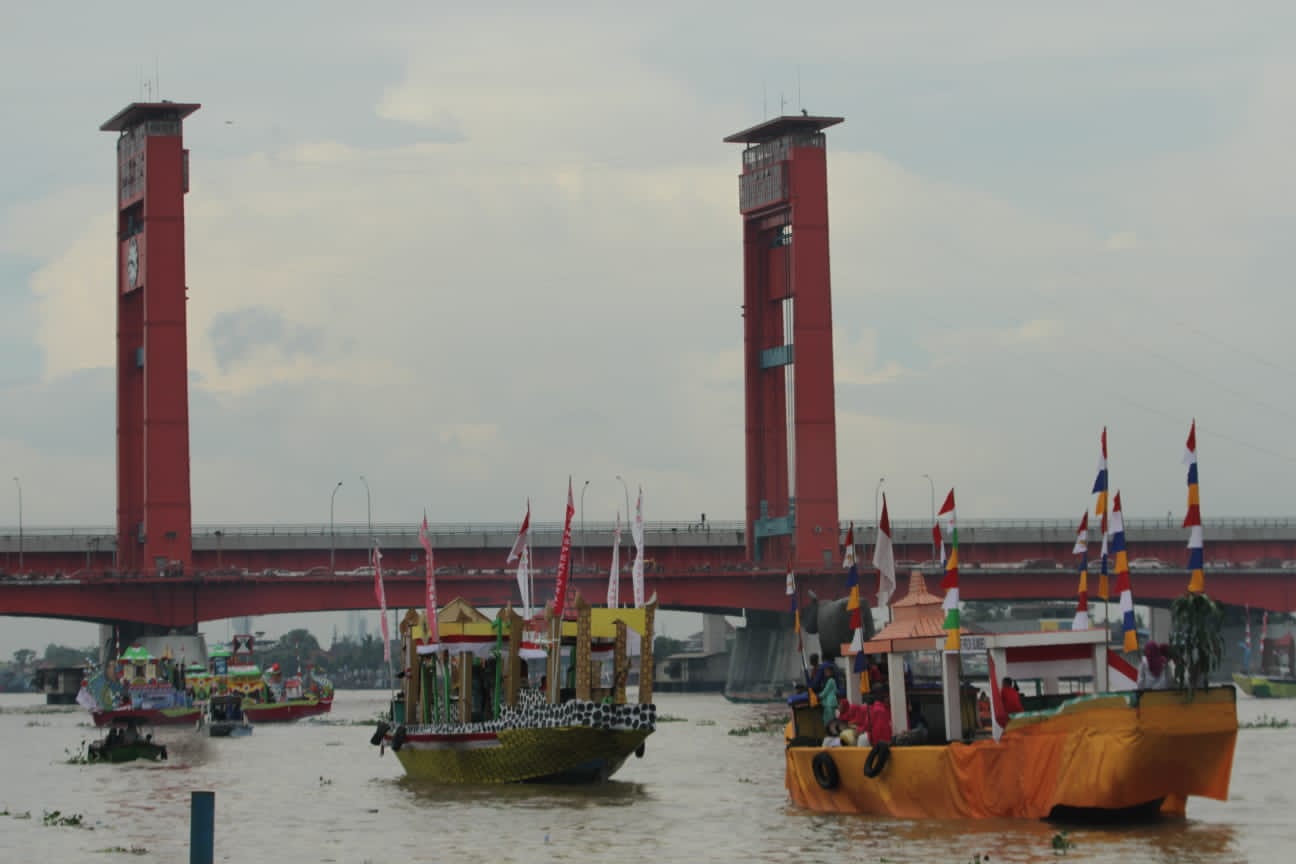 Dua Tahun Pandemi, Parade Perahu Hias Akhirnya Ramaikan Sungai Musi