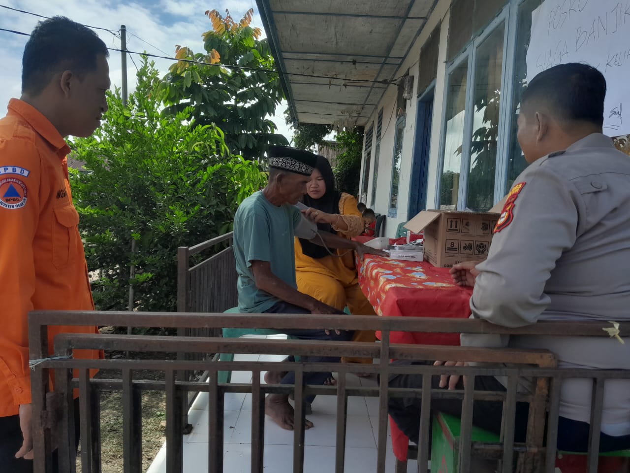 Tim Gabungan Pantau Ketinggian Air dan Cek Kesehatan Warga Terdampak Banjir di Desa Lubuk Keliat Ogan Ilir