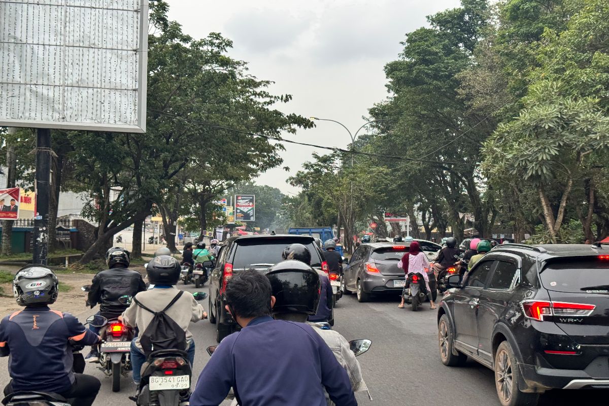 Kemacetan Lalulintas di Jl Ahmad Yani, Plaju, Palembang Semakin Panjang 