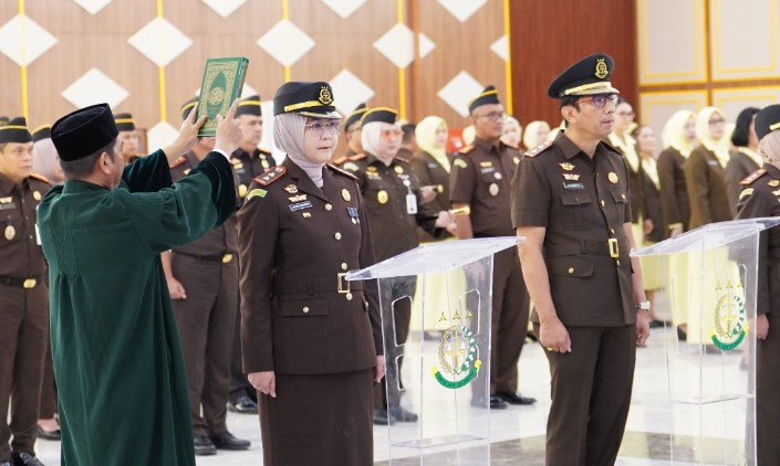 Kajati Sumsel Lantik 5 Kepala Kejaksaan Negeri, Tekankan Profesionalisme dan Adaptasi KUHP Baru