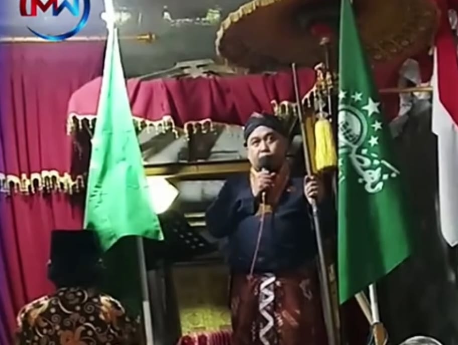 Khutbah Jumat Islam Nusantara, Khatib Tak Pakai Koko Malah Gunakan Pakaian Adat Jawa yang Dilengkapi Keris