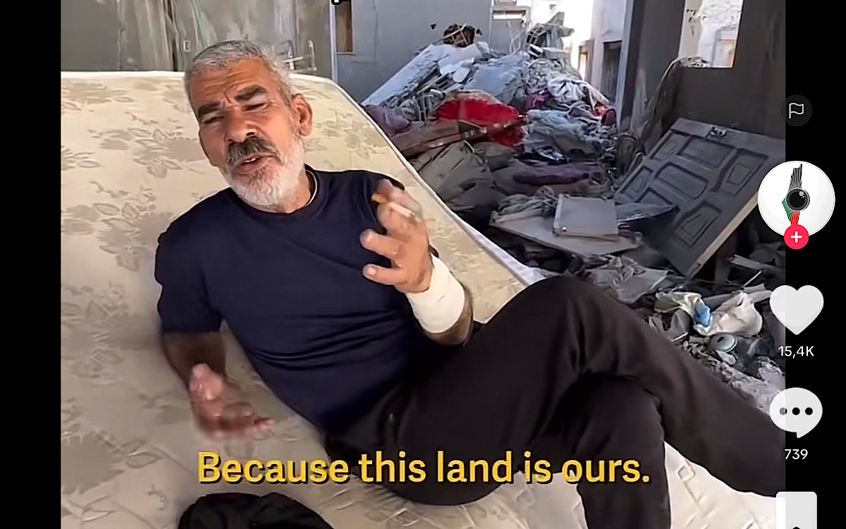 Bapak Ini ‘Santai’ Rumahnya Hancur Dibom Israel: ‘Saya Tak akan Pergi dari Gaza, Sebab Kami Pemilik Tanah Ini’
