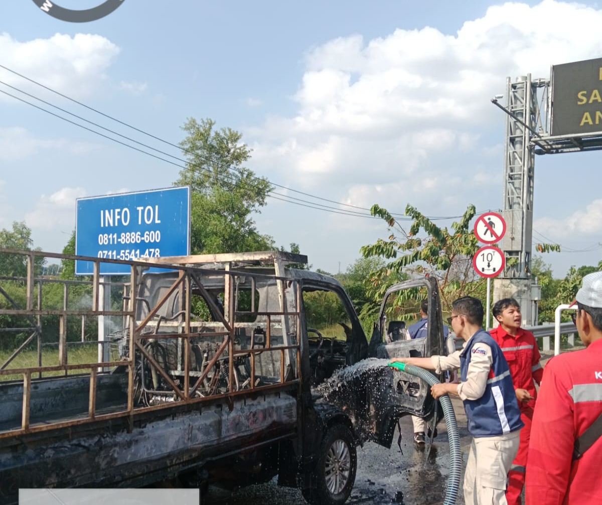 Angkut Sepeda Listrik Mobil Pickup Hangus Terbakar di Pintu Gerbang Tol Keramasan, Penyebabnya?