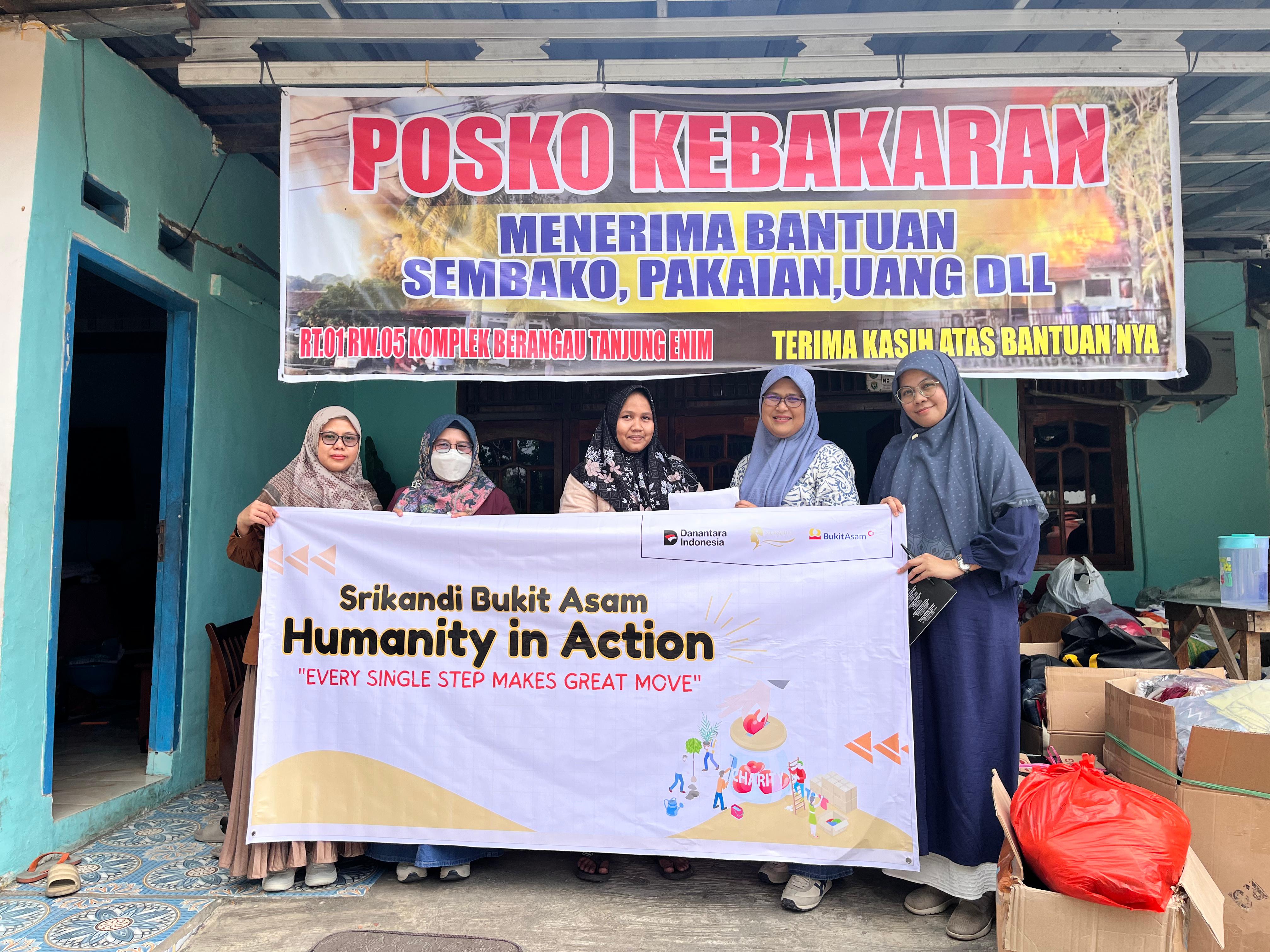 Srikandi Bukit Asam Tunjukkan Kepedulian Sosial dengan Serahkan Donasi untuk Korban Kebakaran Berangau Park