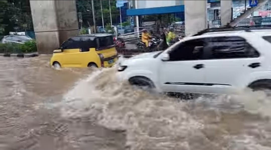 CEK, Begini Batas Aman Kendaaraan Menerjang Banjir Ketika Mengemudi