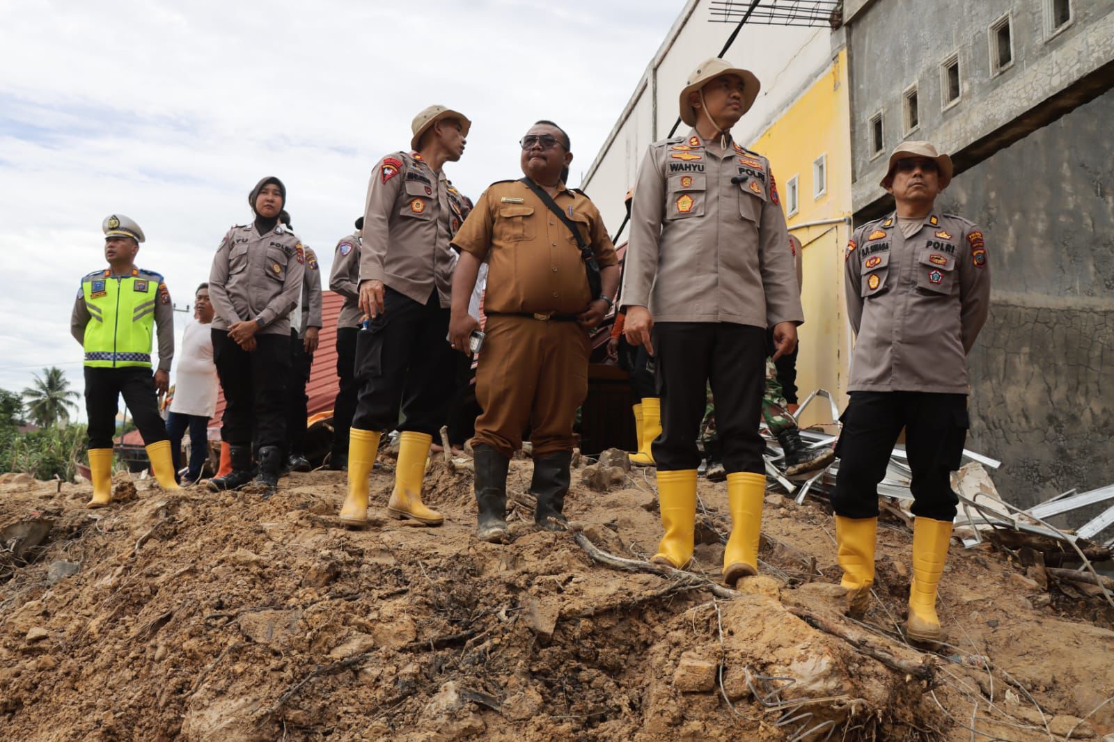 Aksi Heroik Polwan Tapanuli Tengah Evakuasi Ibu dan Dua Balita dari Longsor