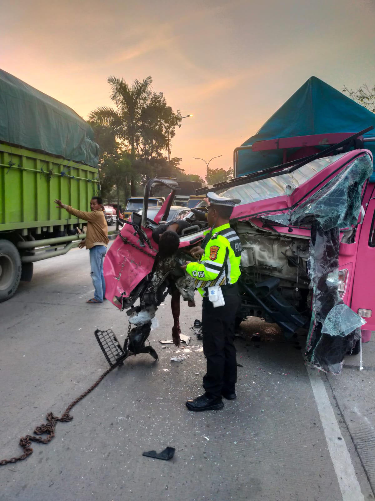 Tabrak Truk Parkir di Bahu Jalan, Pengemudi Diduga Mengantuk Tak Bisa Kendalikan Mobil Meninggal di TKP