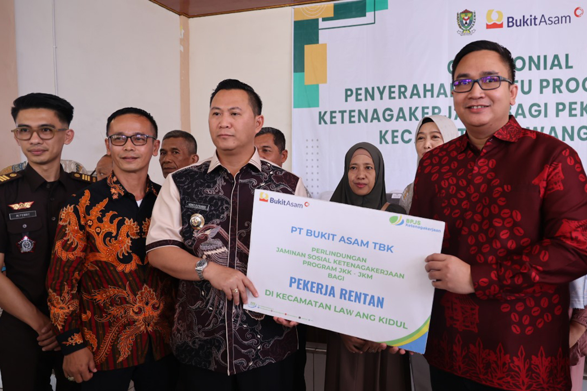 PT Bukit Asam Tbk Beri Perlindungan JKK dan JKM untuk 500 Pekerja Rentan di Muara Enim