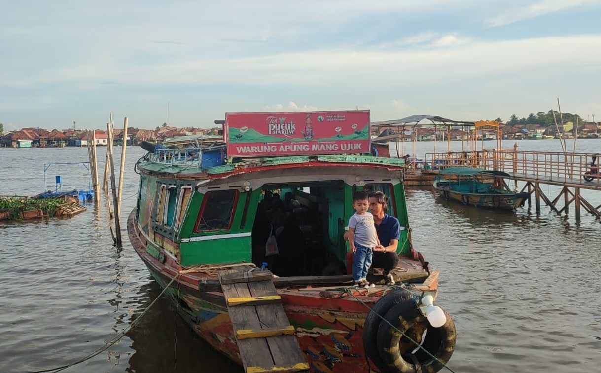 Warung Terapung di Tepian Sungai Musi Sajikan Makanan Khas Palembang