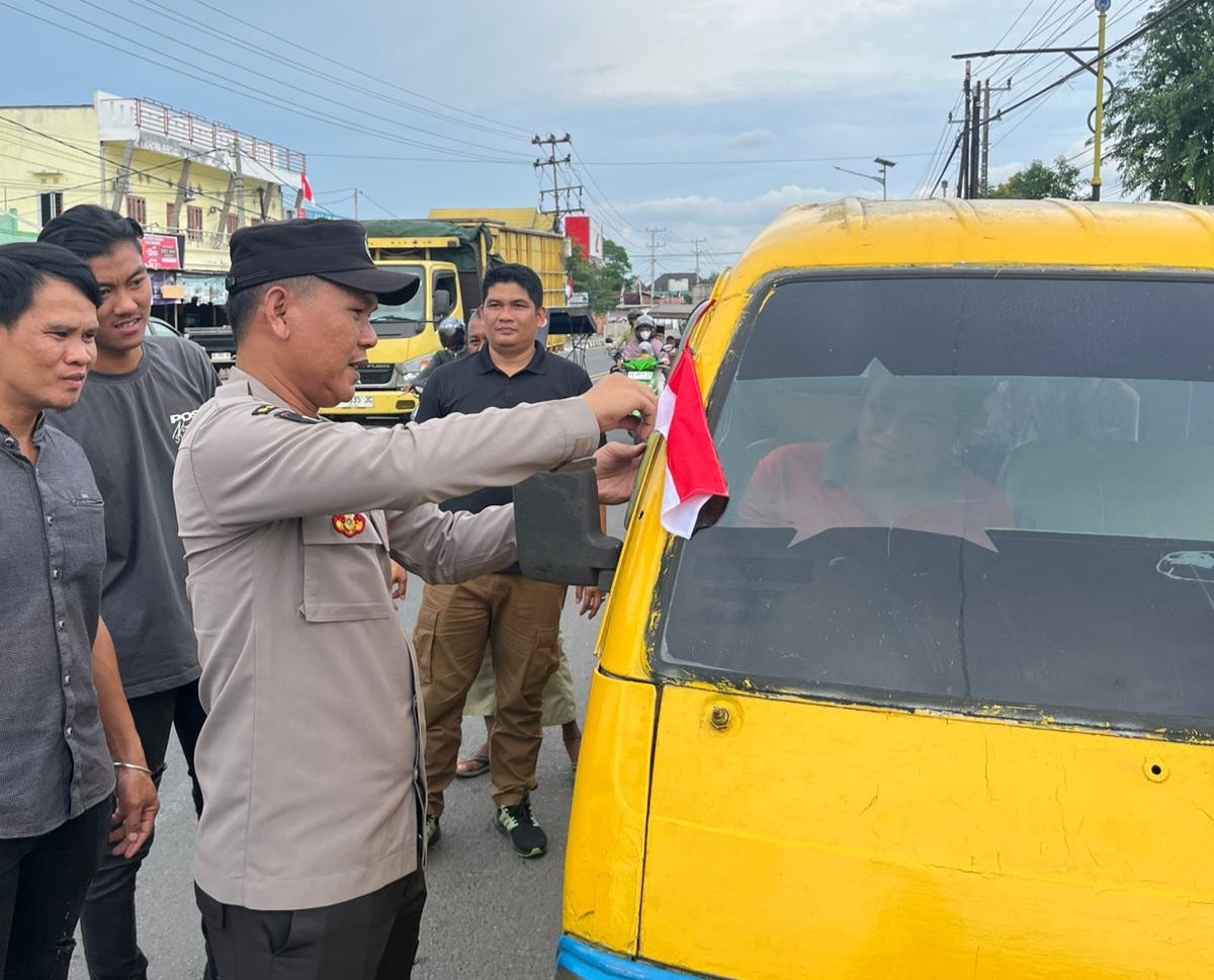 Sat Intelkam Polres Ogan Ilir dan Polsek Indralaya, Ajak Pengendara Kibarkan Bendera Merah Putih Jelang HUT RI