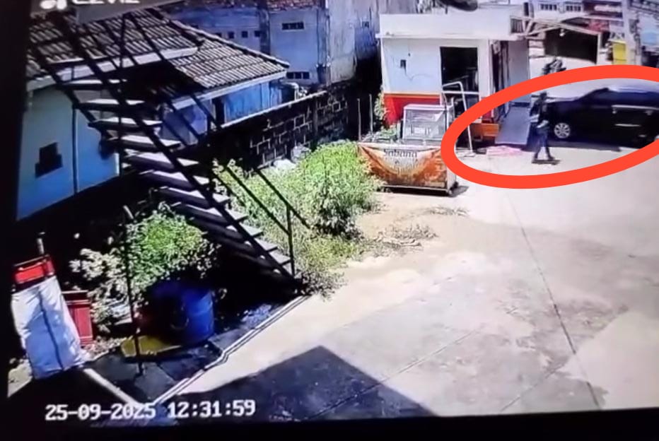 ﻿Parkir di Kafe, Dua Pelaku Terekam Kamera CCTV Pecahkan Kaca Mobil Korban Gasak Barang Berharga 