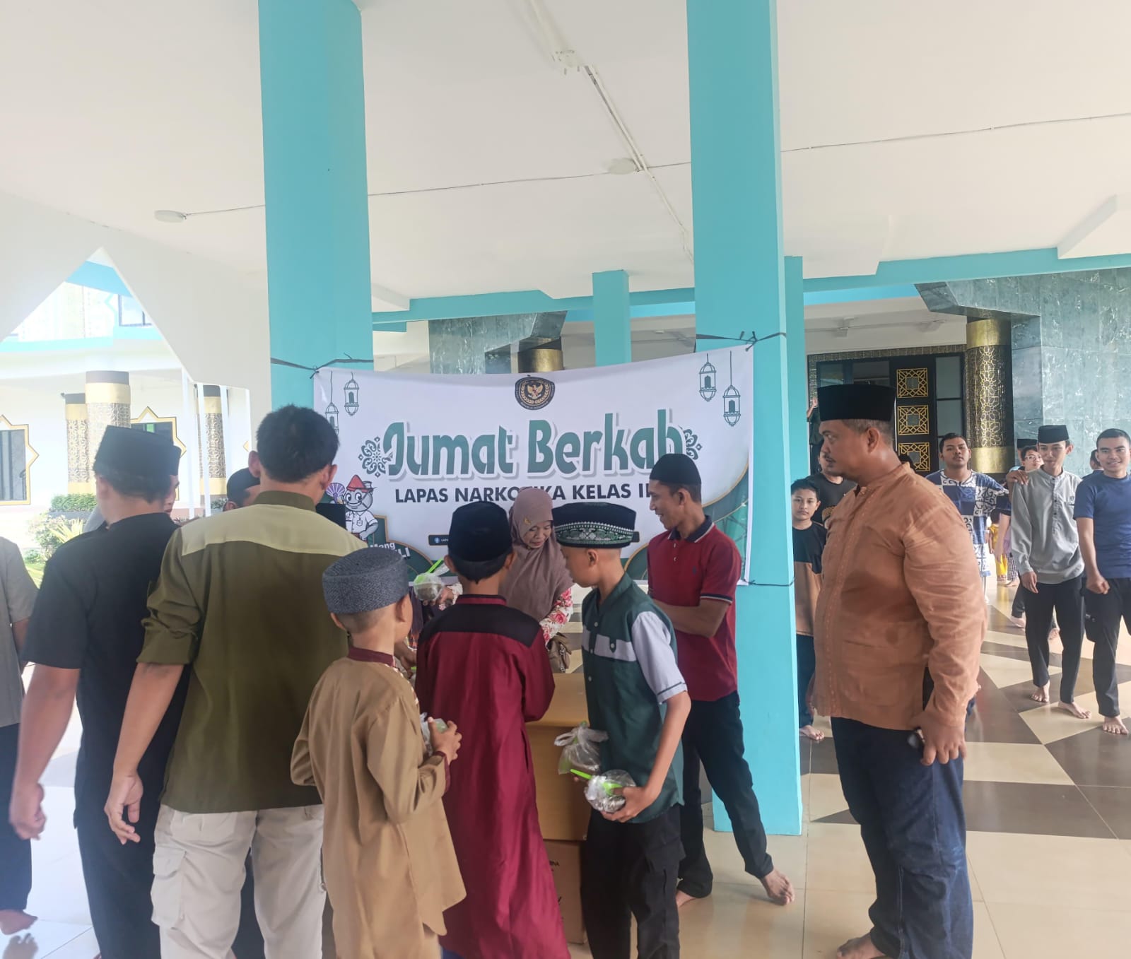 Lapas Narkotika Muara Beliti Gelar Kegiatan Jumat Berkah dengan Pembagian Bubur Kacang Ijo