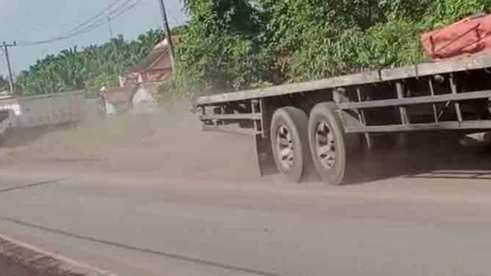 Warga Babat Supat, Muba, Sumsel Keluhkan Angkutan Batubara Sering Melintas Kampung Mereka 