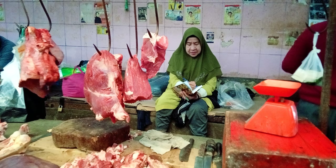 Aduh, Pedagang Daging di Pasar Lematang Lahat Minta Tertibkan Pedagang Luar