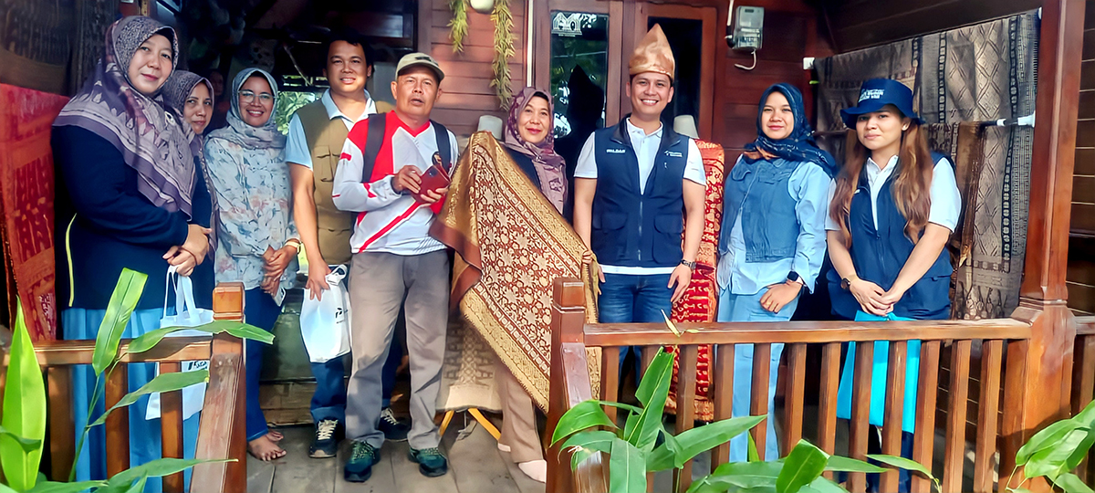 Kisah Yenny Puspitasari: Mengangkat Songket Behembang Lingge dari Desa Lingga ke Panggung Nasional