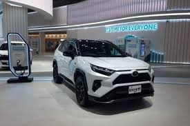 Jadi SUV Plug-in Hybrid Pertama Toyota, RAV4 GR Sport PHEV Spesifikasinya Gak Ada Obat!