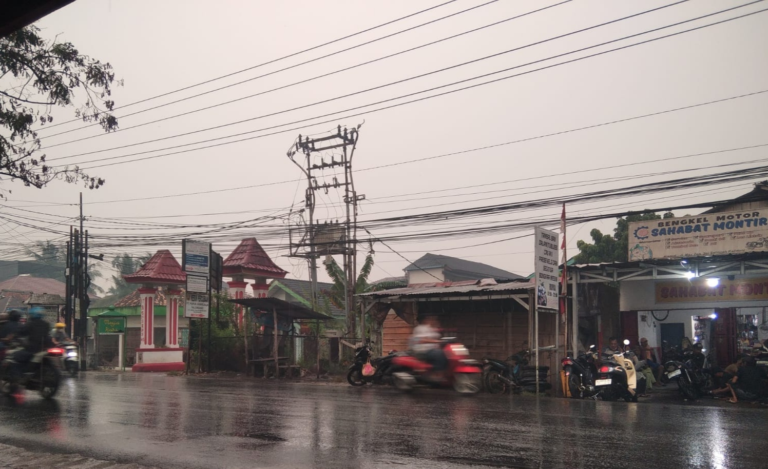 Hujan Guyur Wilayah Kecamatan Kalidoni Palembang, Pengendara Motor Berteduh 