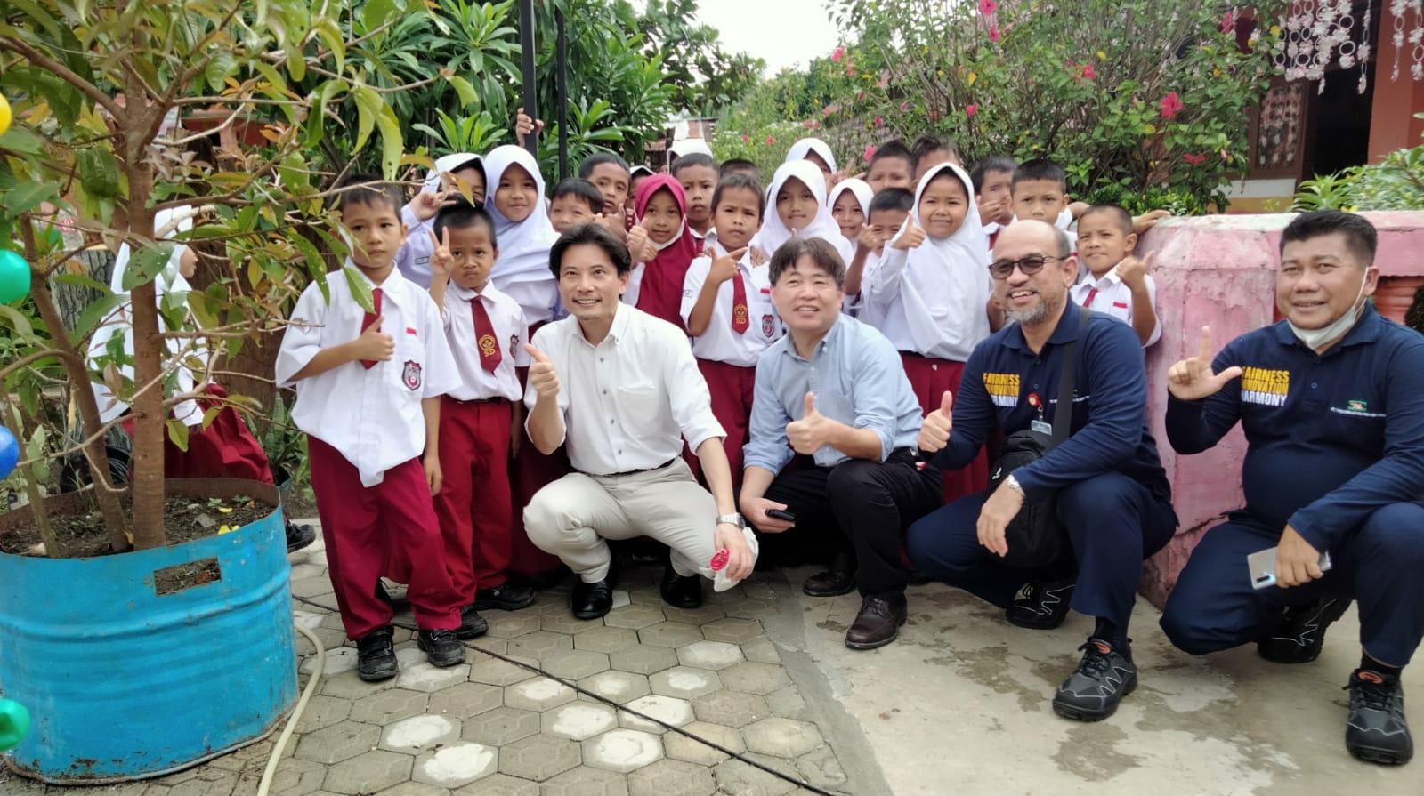 TeL Melaksanakan Kegiatan CSR Lokal 'Relawan Bersih-Bersih Sekolah' dengan Para Murid