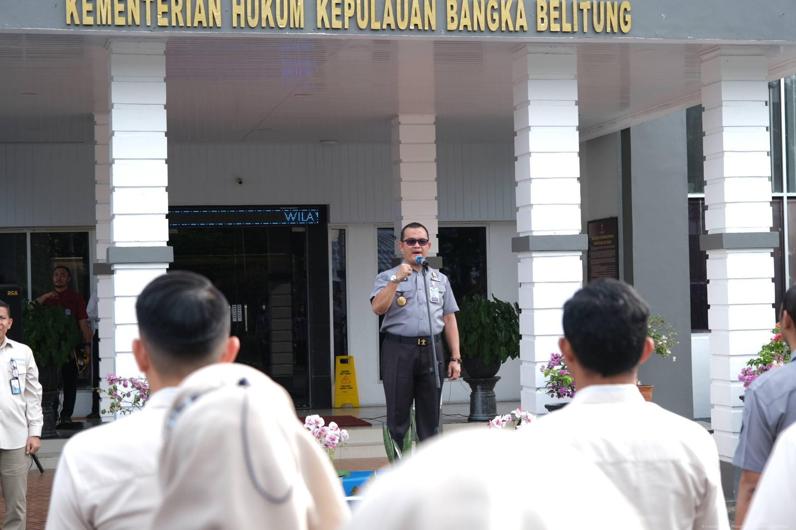 Apel Pagi Bersama, Kakanwil Kemenkum Babel Serahkan SK Kenaikan Pangkat