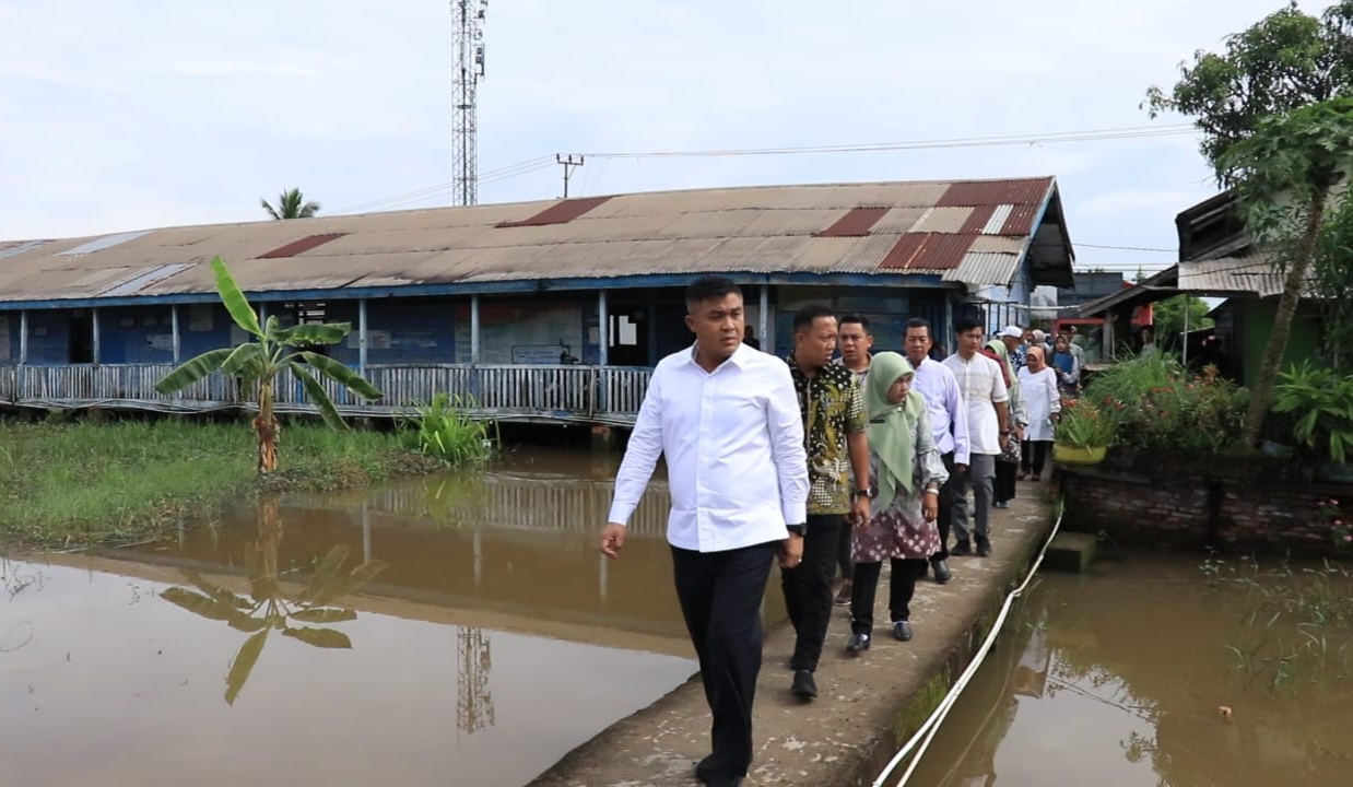 Pondasi Sekolah Miring, Atap Bocor﻿: SDN 200 Dapat Perhatian Sekda Palembang Aprizal