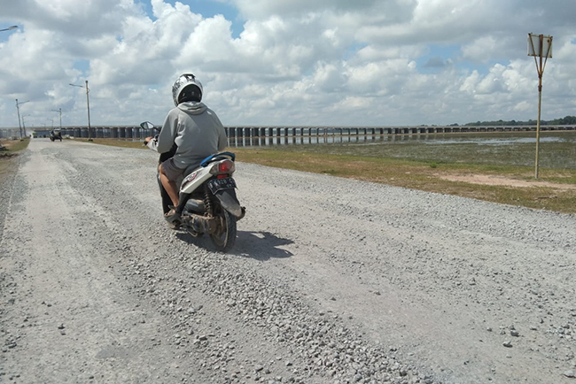 Jalan Tanjung Senai Dipenuhi Koral, Pengendara Harus Ekstra Hati-hati