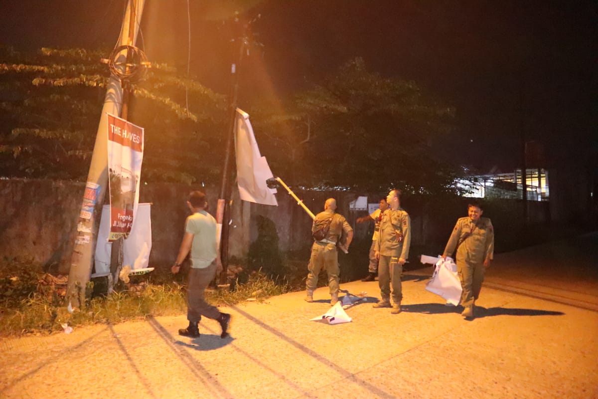 2 Malam Sweeping di Jalan Poros, Ribuan Spanduk Cakada Diturunkan Sat Pol-PP Palembang 