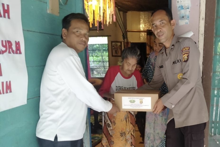 Logistik Polres Ogan Ilir Distribusikan Bansos ke Warga Desa Pulau Semambu