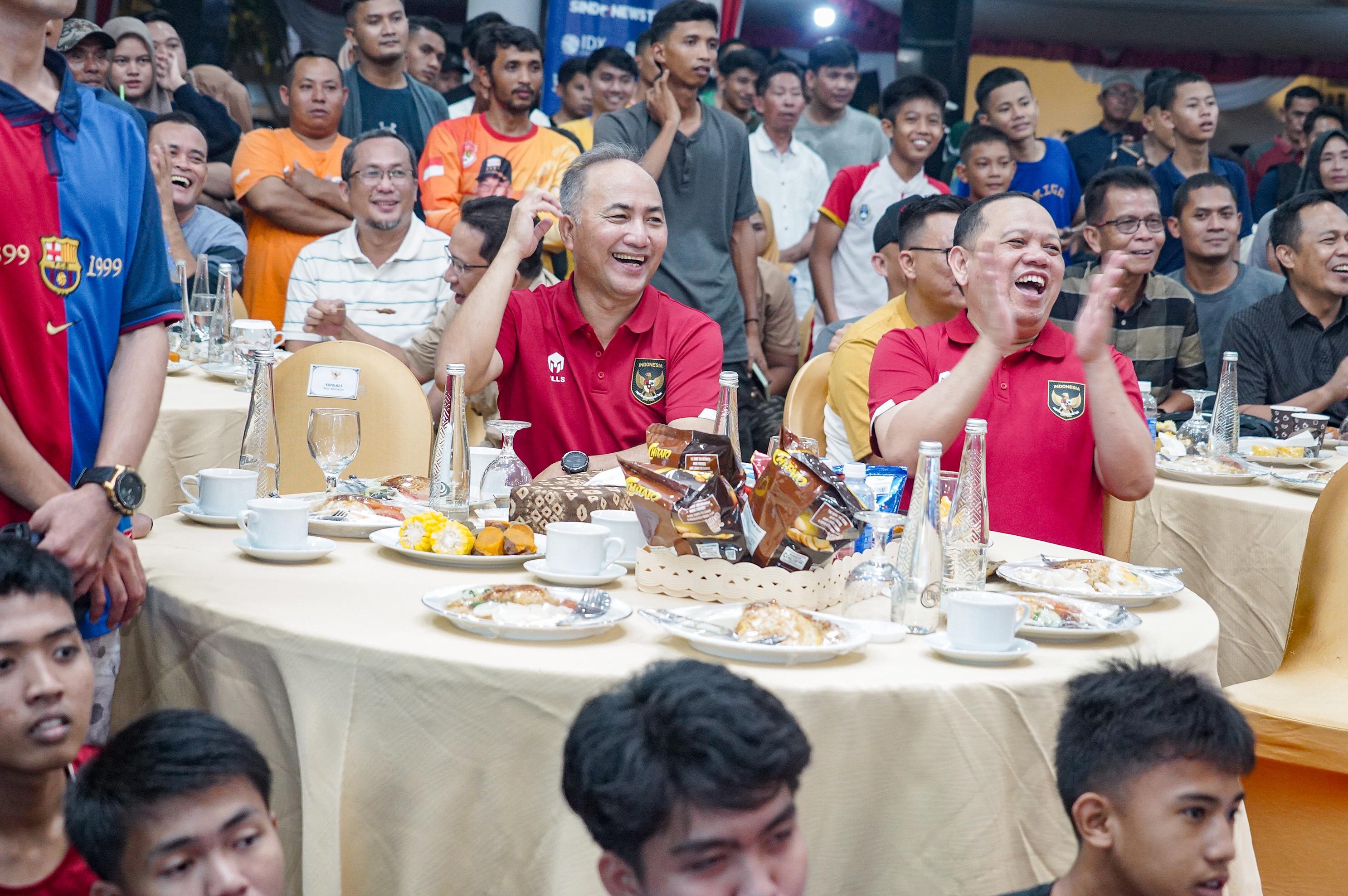 Pj Bupati Sandi Fahlepi dan Ribuan Warga Muba Nobar Timnas U-23