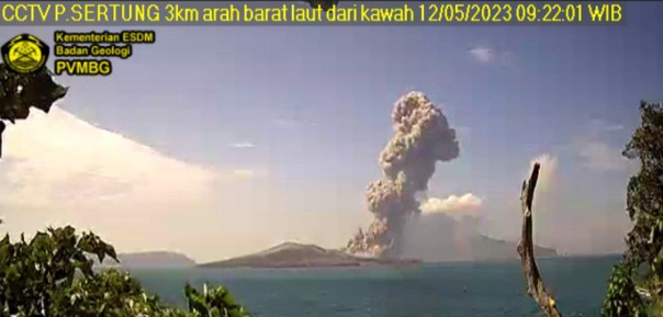 Kembali Erupsi Pagi Ini, Anak Krakatau Semburkan Abu Setinggi 2 Km