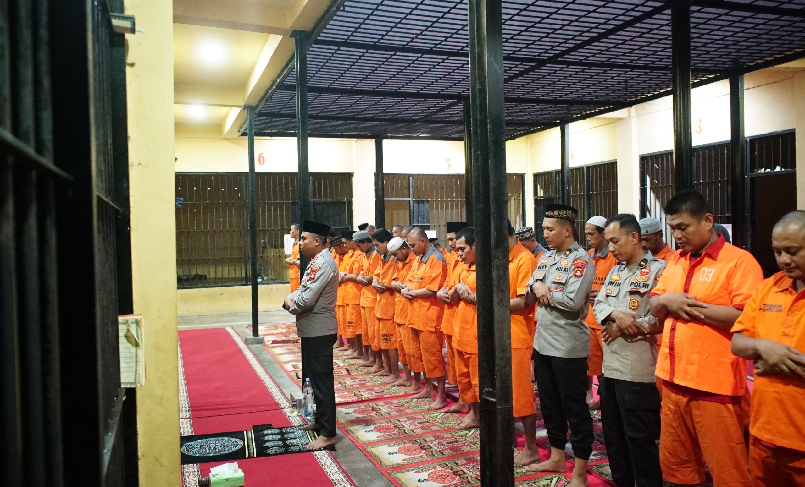 Kapolres OKI Buka Puasa dan Sholat Magrib Bersama Tahanan dan Personel Jaga