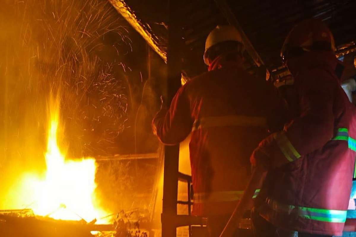 Rumah Petani di Gunung Megang Ludes Terbakar, Penghuni Terlelap Api Muncul Dari Dapur  