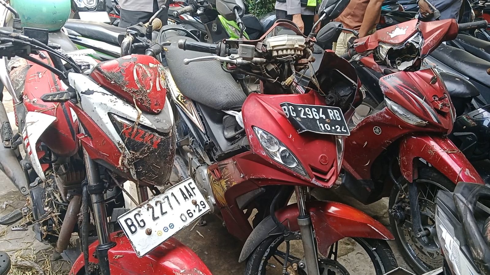 Tembok Parkiran PTC Mall Palembang Tiba-Tiba Roboh, Timpa 8 Motor dan Seorang Jukir Alami Luka