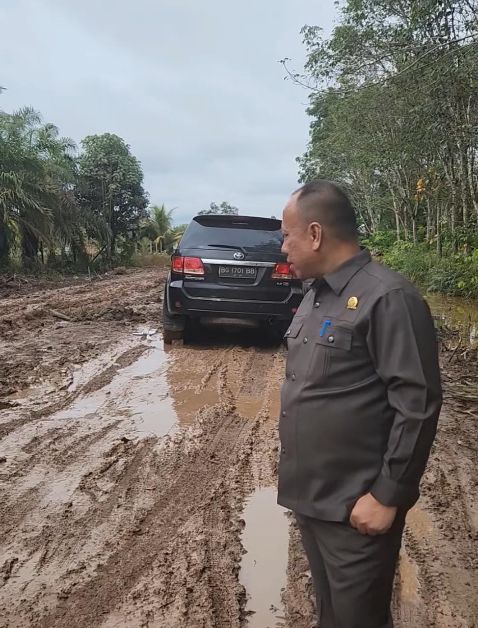 Reses ke Desa Bangun Sari, Anggota DPRD Banyuasin Posting Mobil Terjebak Lumpur, Dinas PU: Tahun Ini Dibangun