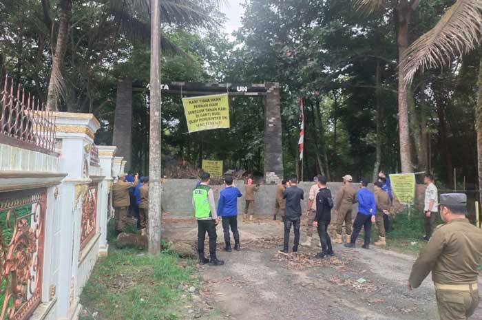 Adu Kuat, Pol PP Pemkab OKI Bongkar Beton Menuju SMKN 3 Kayuagung