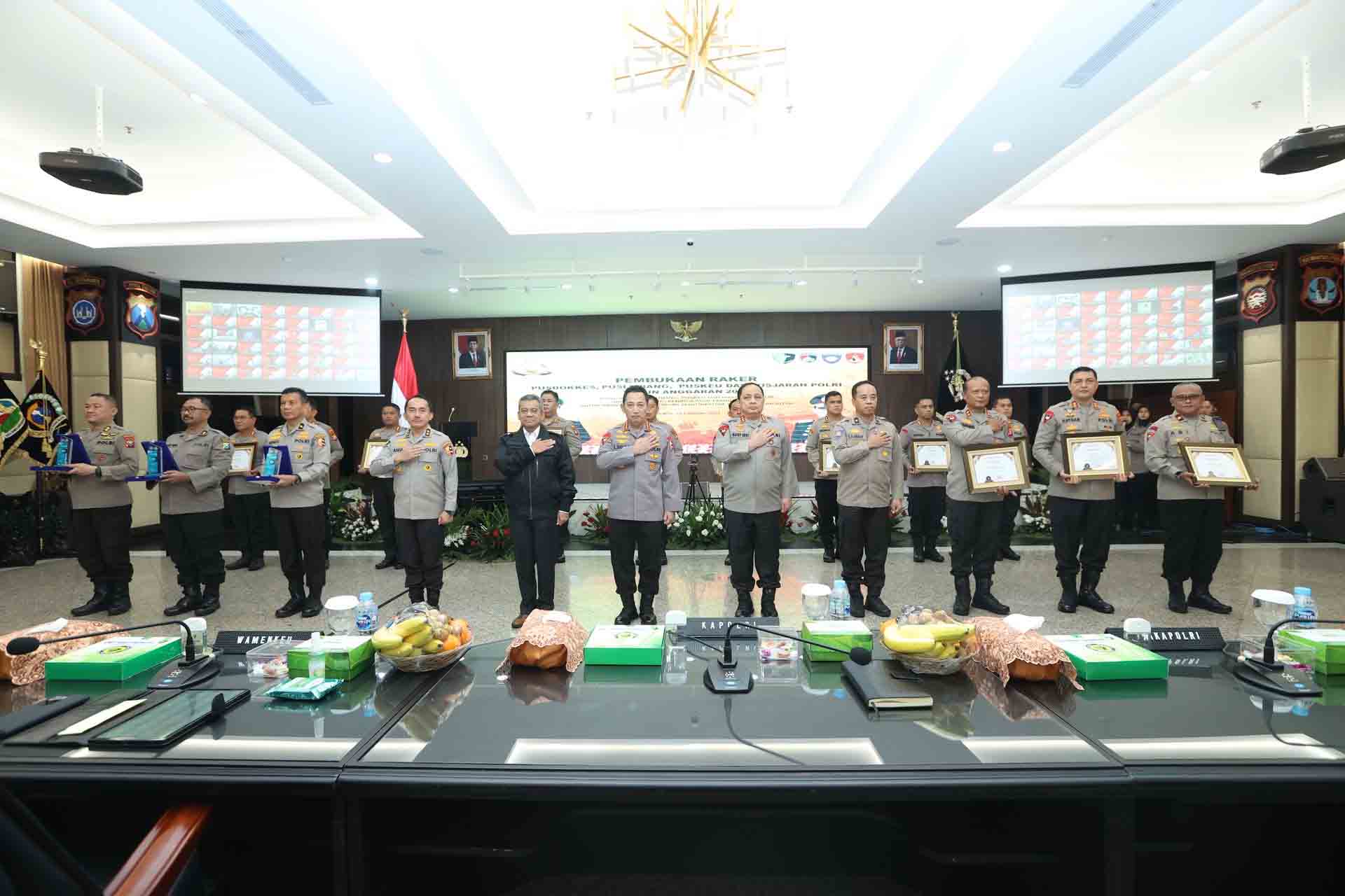Puskeu Polri Beri Penghargaan ke 64 Anggota yang Capai Nilai Sempurna dalam Kinerja Pelaksanaan Anggaran
